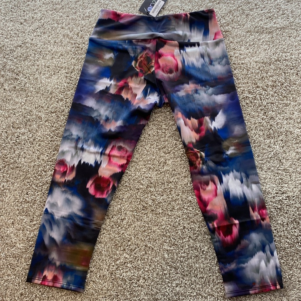Onzie Yoga graphic leggings Capri pants 
BNWT - Picture 2 of 7
